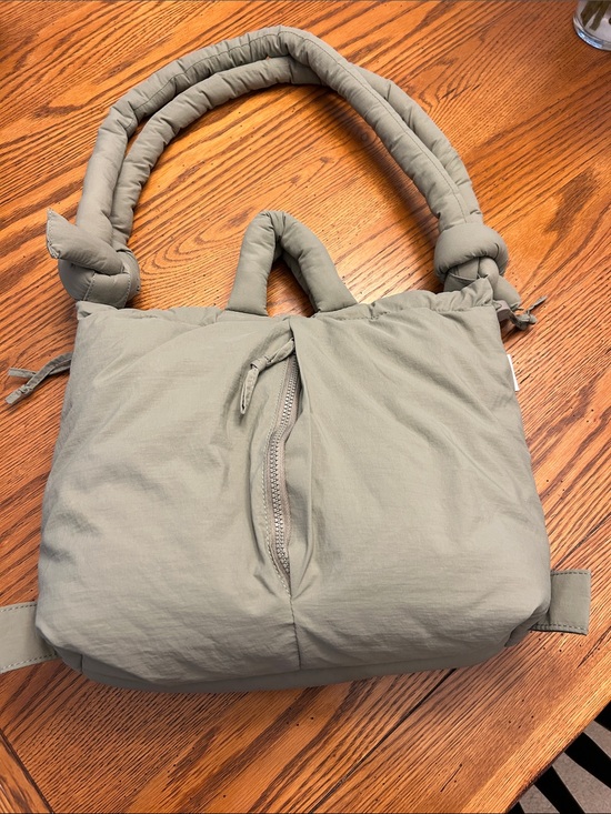 Ölend Handbags - Quilted Puffer Shoulder Bag in Sage Green